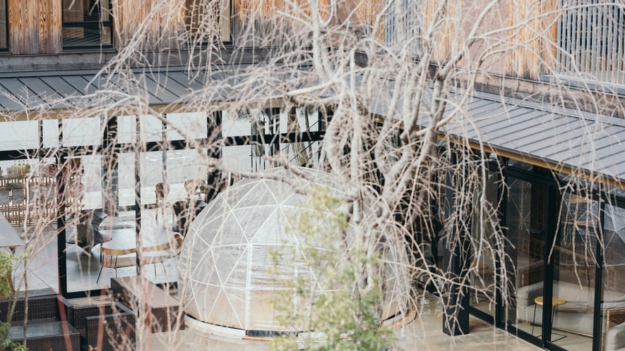 中庭に佇む醗酵木浴ドーム