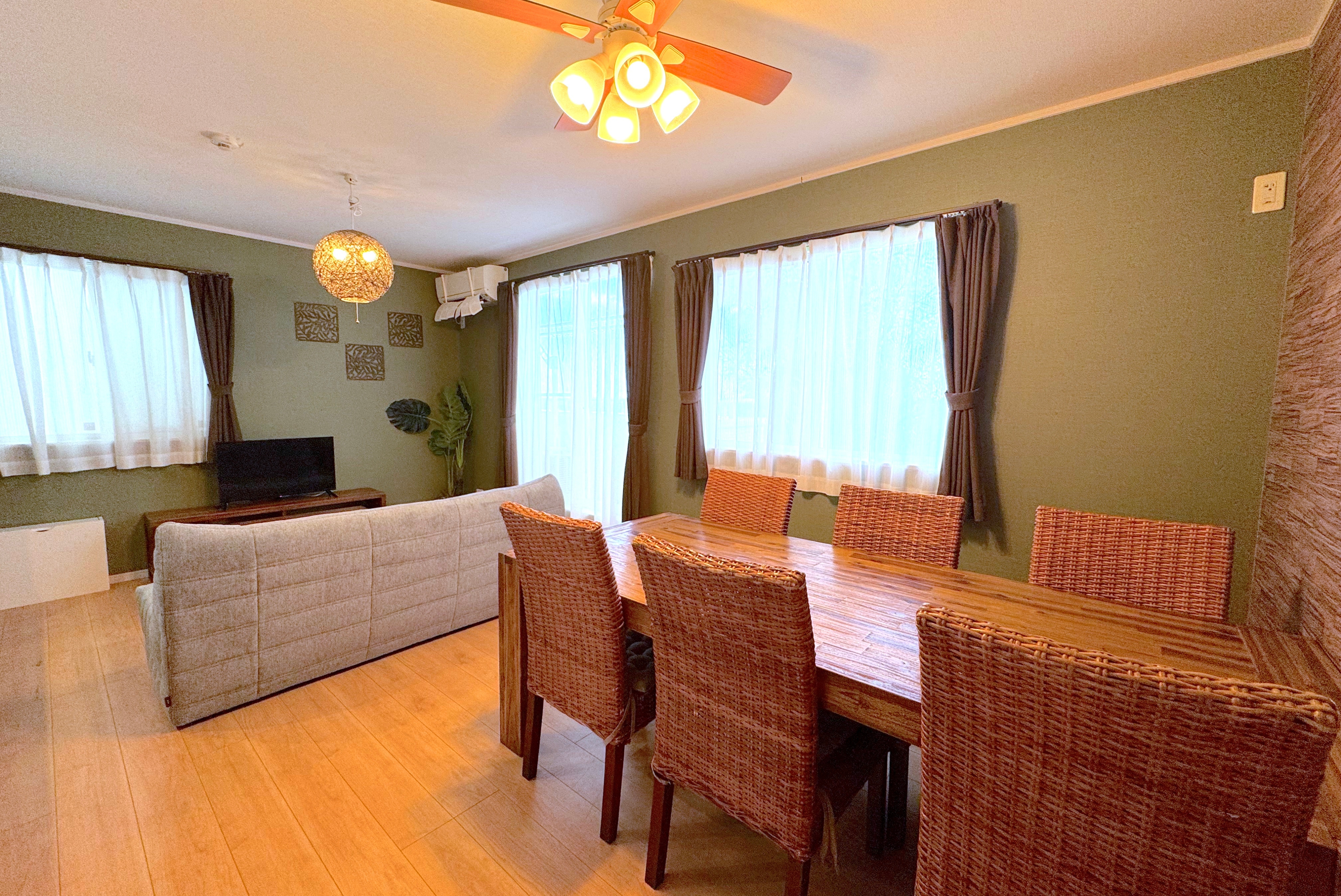 E棟：リビングダイニング