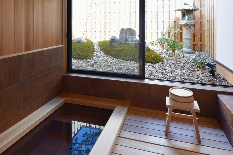 【日新】バスルーム　坪庭を眺めながら入る半露天風呂