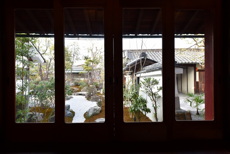 【レストラン五風十雨】お庭を眺めるレストラン