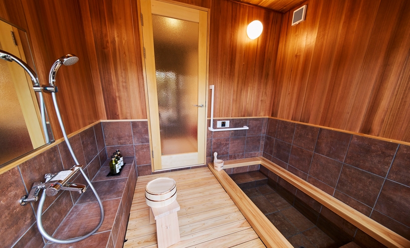 【日新】バスルーム　全面杉張りの陶板風呂でリラックス