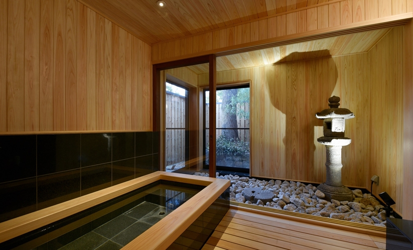 【竹林月夜】バスルーム 石風呂　全面檜張りの石風呂でリラックス