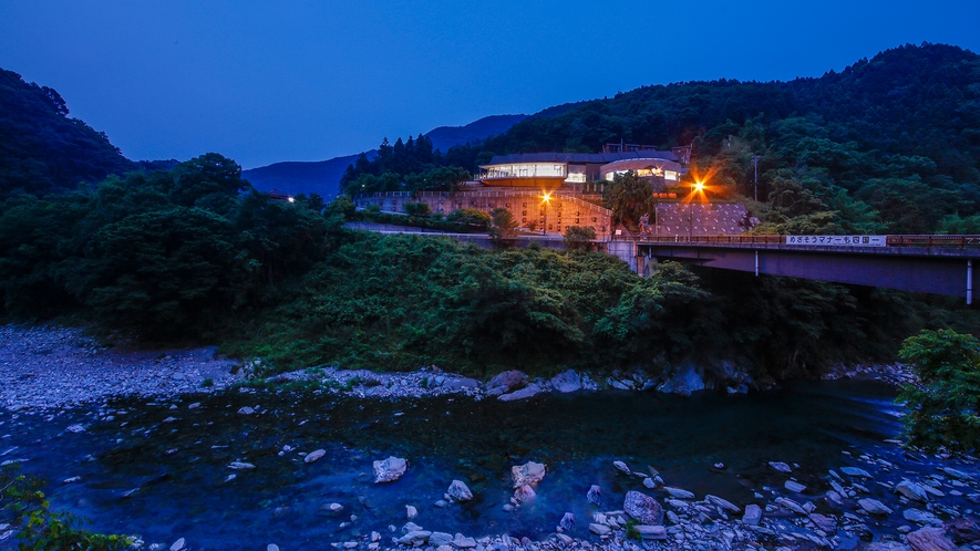 【外観】“日本一の清流”穴吹川周辺に位置。生活音が少ない、自然に囲まれた環境です