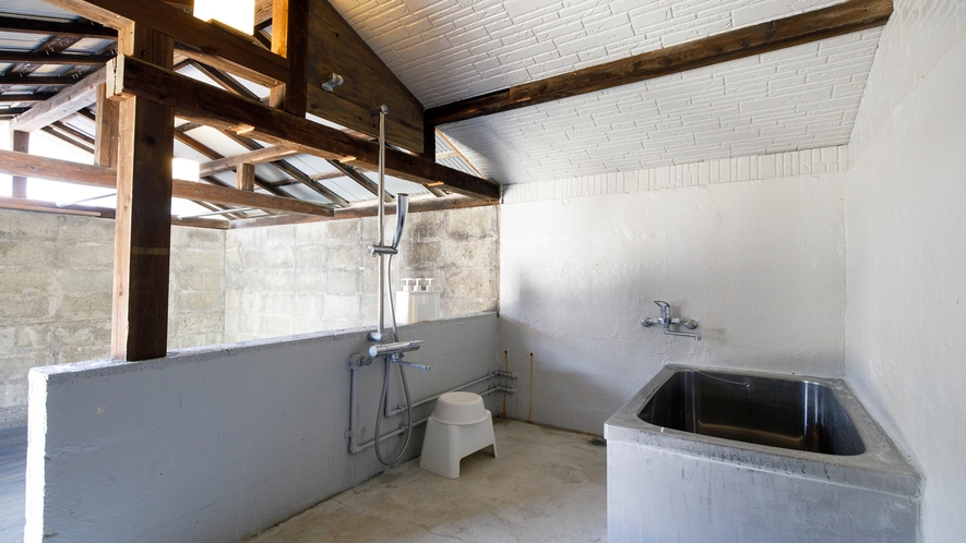 「海みるテラスの宿」浴ドコロ　脱衣スペース、シャワー、浴槽を完備しています。