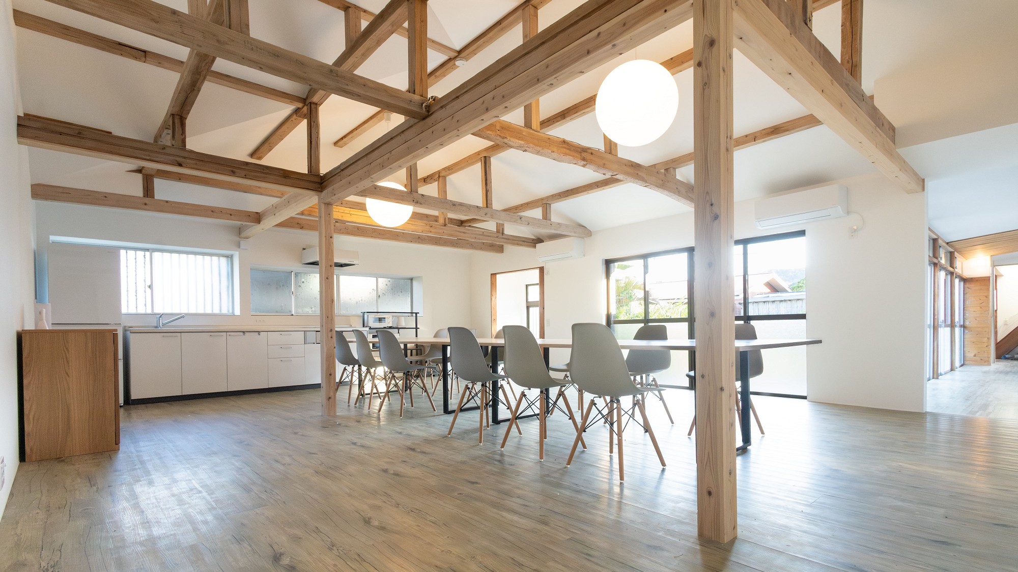 「ハマボウゆれる波音の宿」広々と開放的な、小屋組みを活かしたLDK