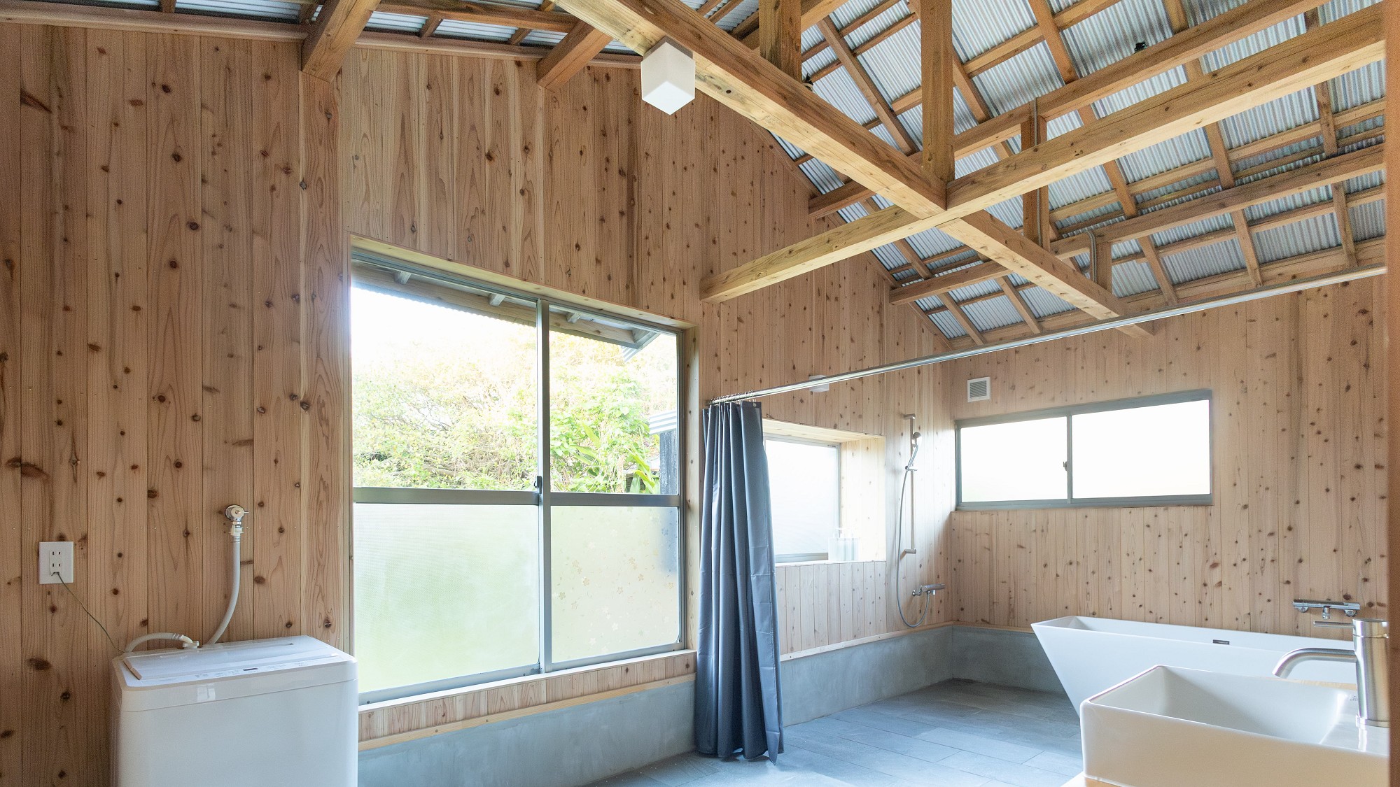 「ハマボウゆれる波音の宿」小屋組みと庭を望める、ゆとりあるバスルーム