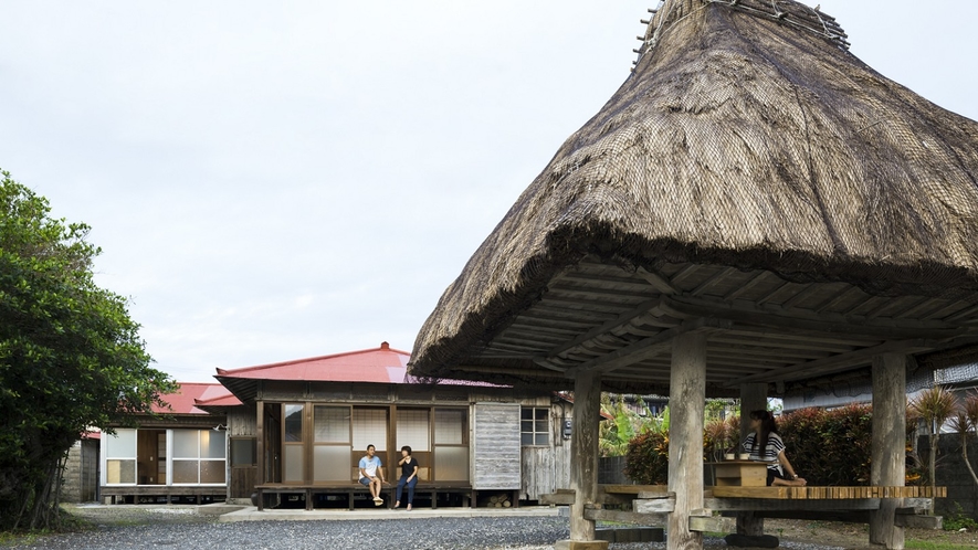 「高倉のある宿」外観　珍しい茅葺の高倉は団らんの場所