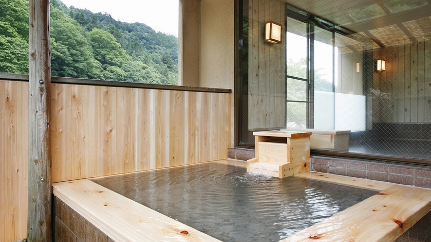 男湯「義仲の湯」露天風呂。