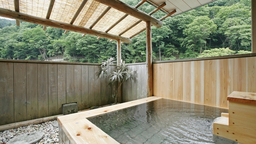 男湯「義仲の湯」露天風呂。