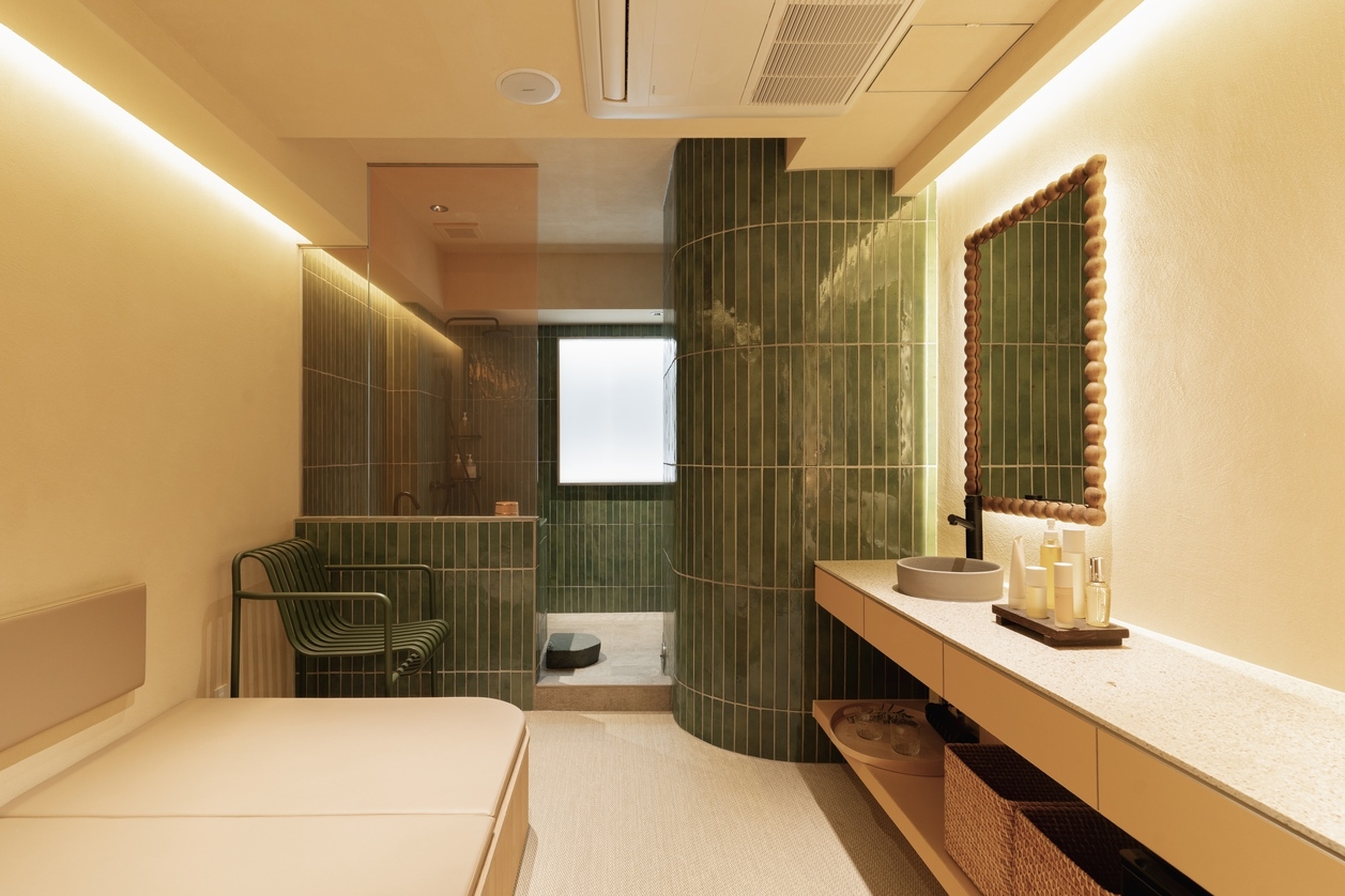 SLOW ROOM｜22：00チェックイン