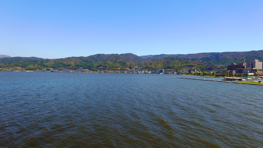 【外観】諏訪湖の畔に当館はあります