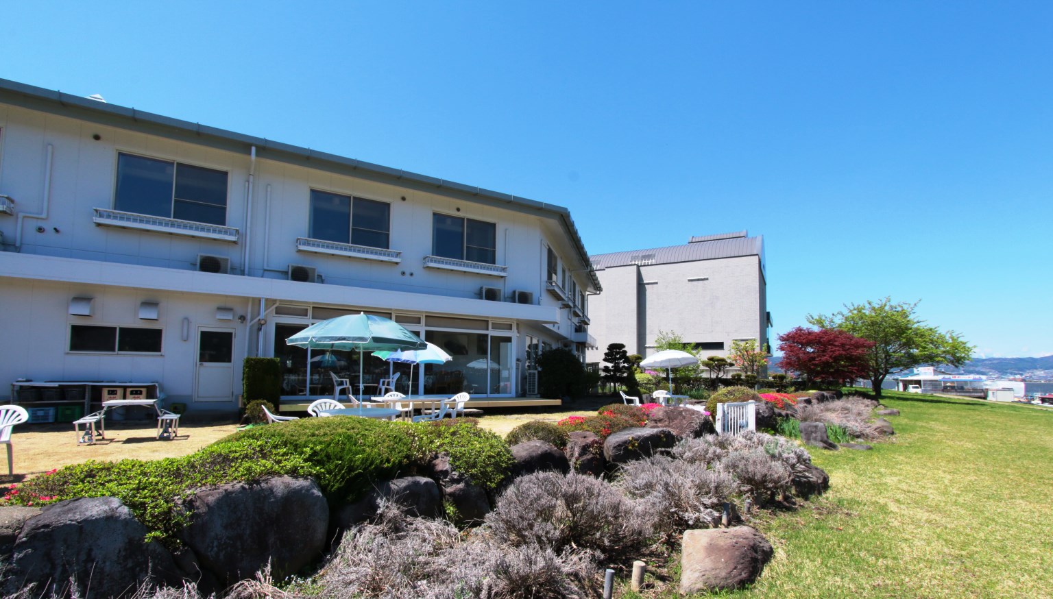 【外観】諏訪湖の畔に当館はあります