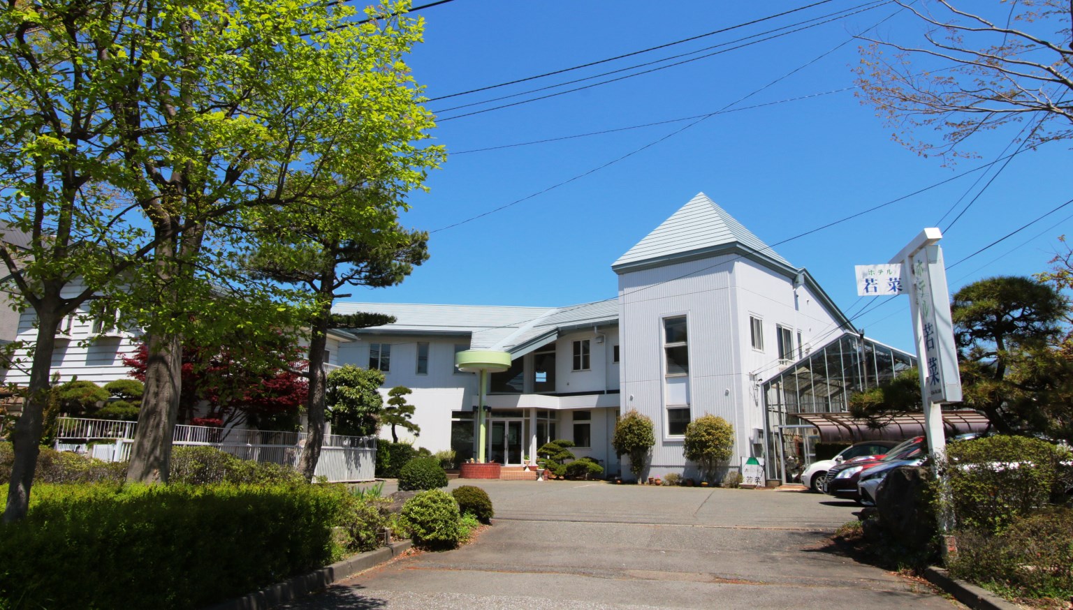 【外観】諏訪湖の畔に当館はあります