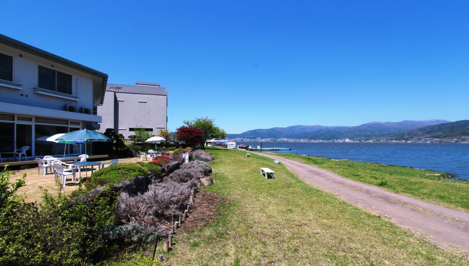 【外観】諏訪湖の畔に当館はあります
