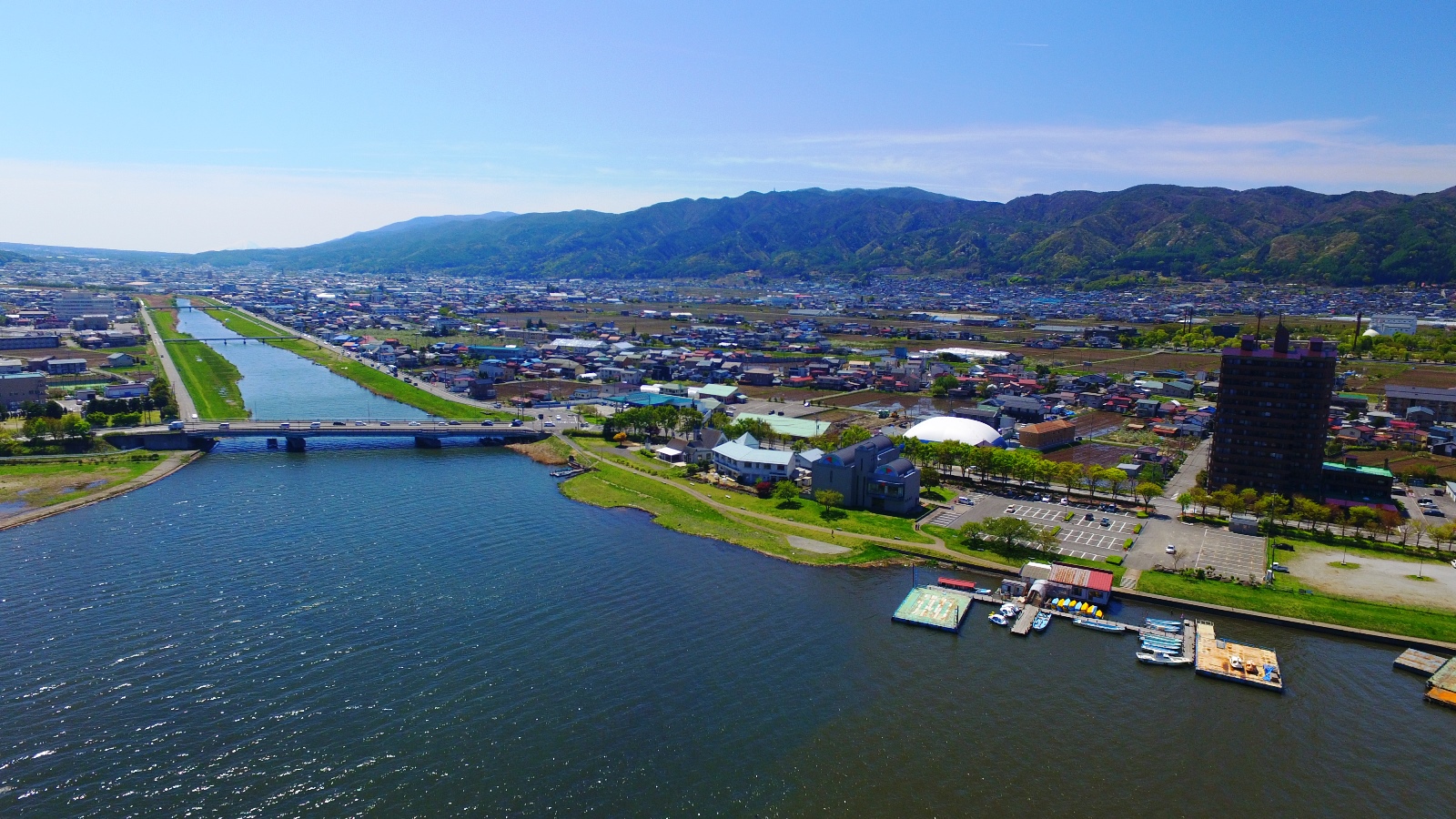 【外観】諏訪湖の畔に当館はあります