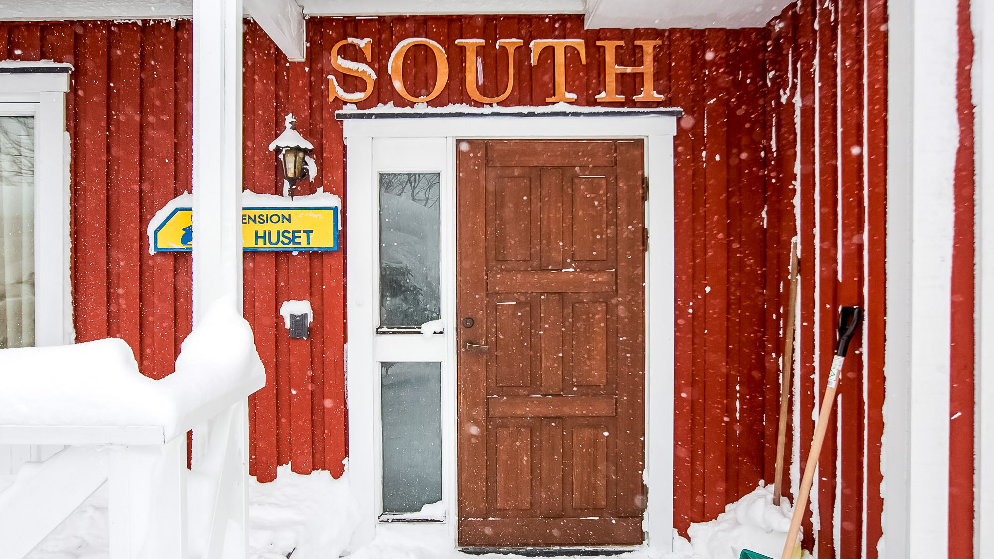 ・＜外観（冬）＞味のあるオシャレな木製のドアS棟入口