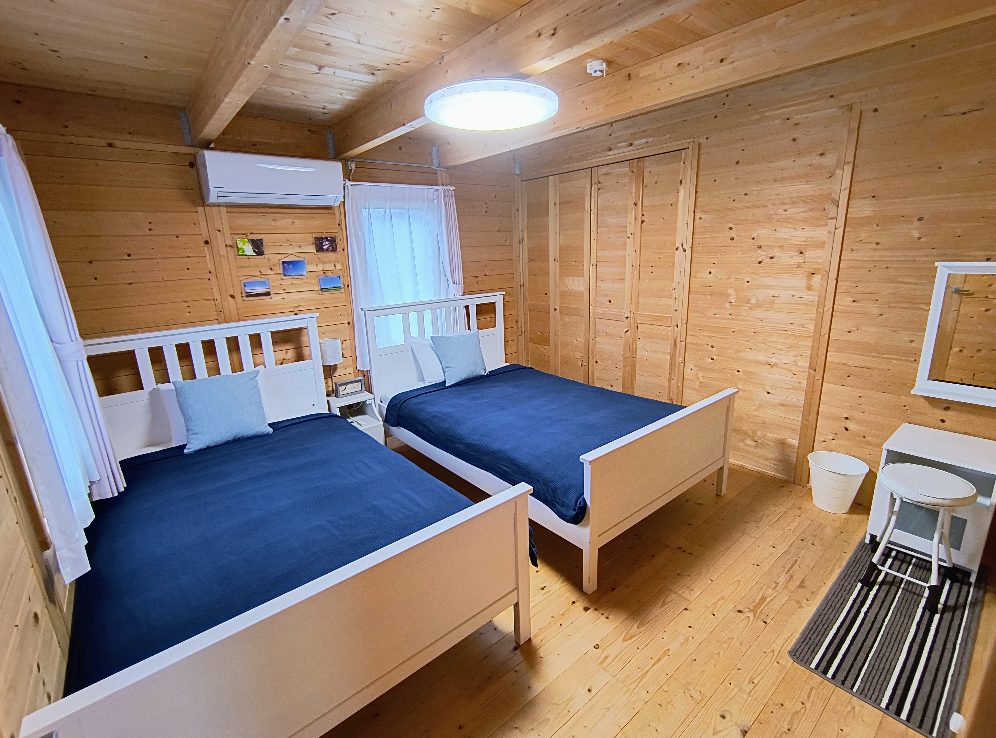 コテージ内の寝室