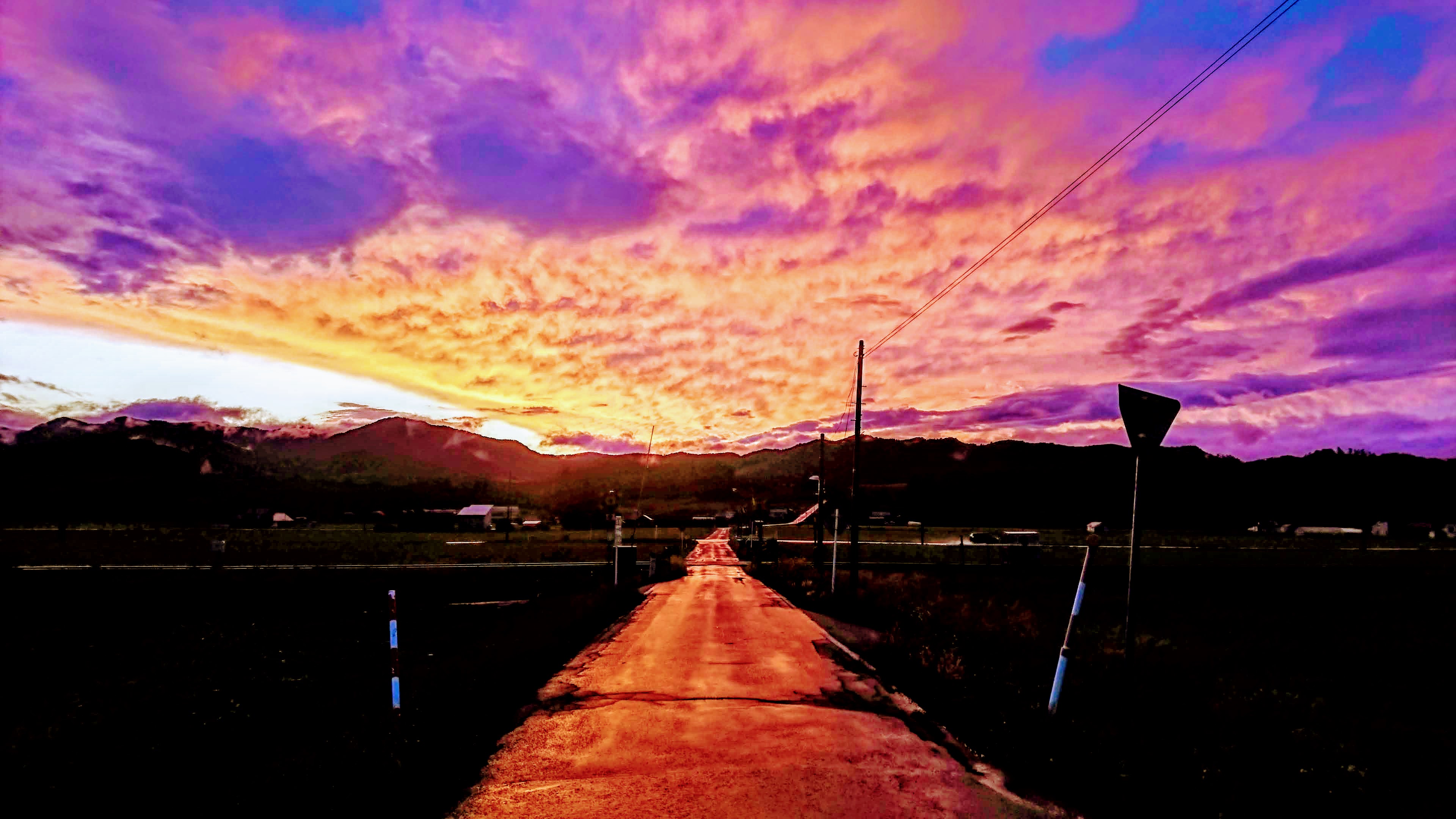 コテージ前の町道から見た夏の夕焼け