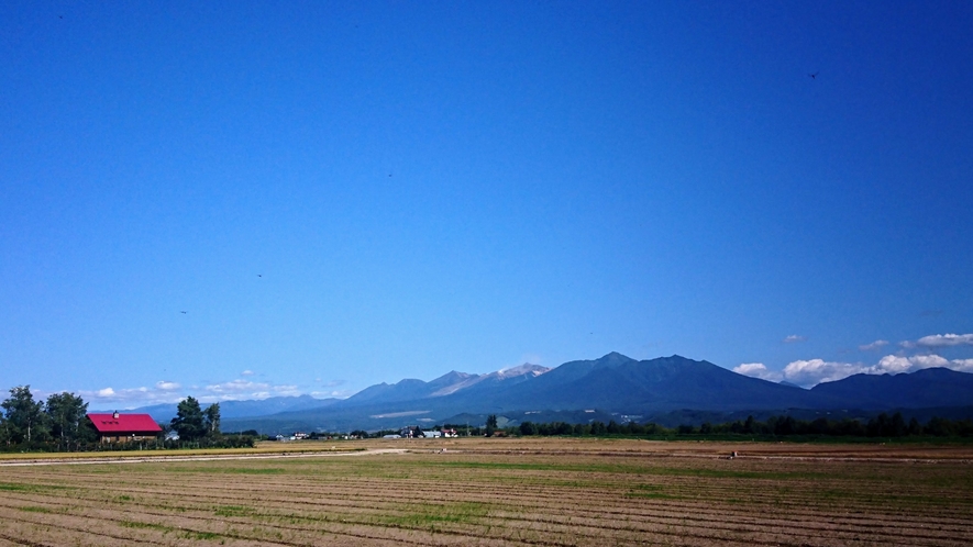 夏の終わりの十勝岳連峰