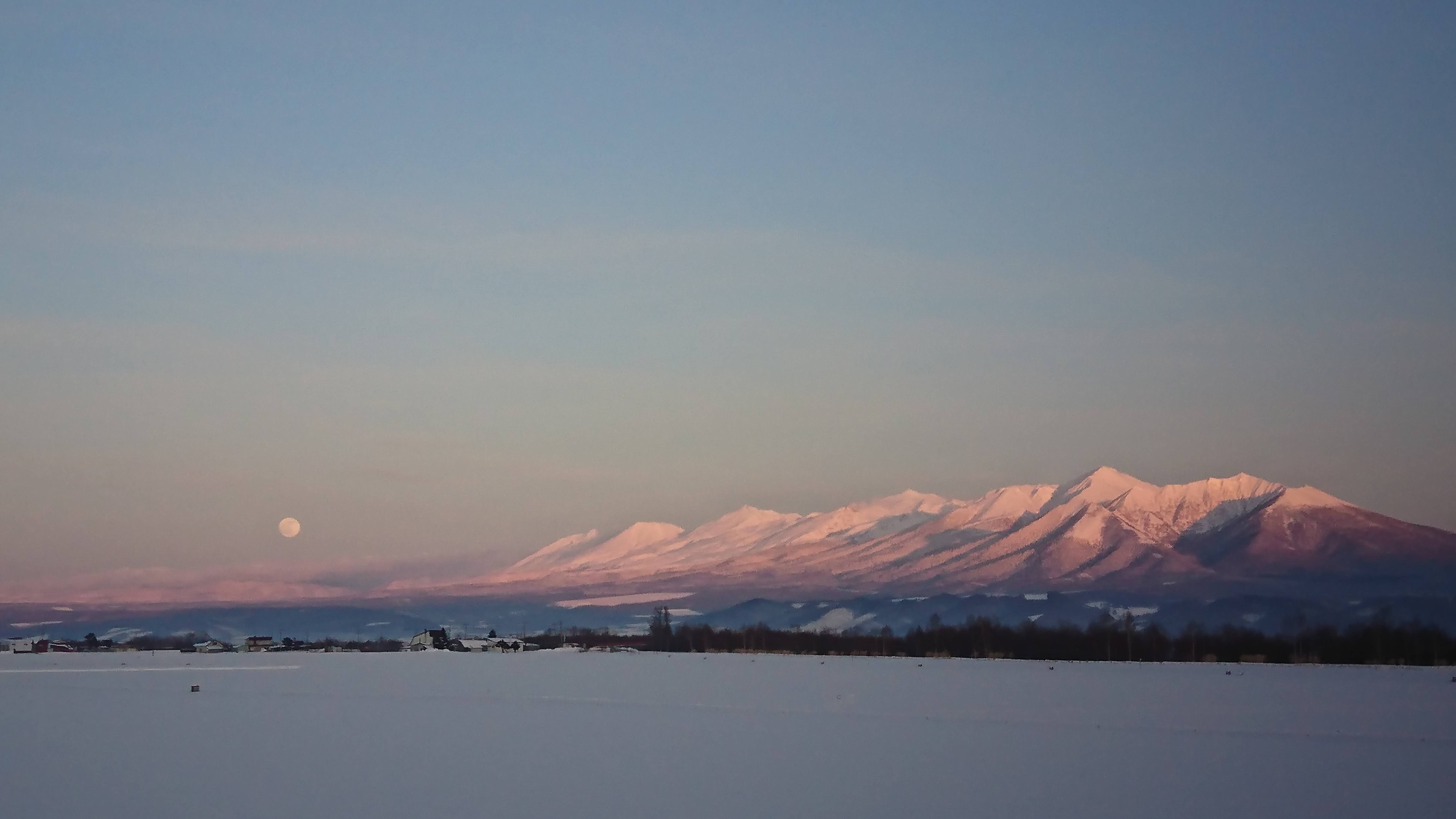 冬の十勝岳連峰