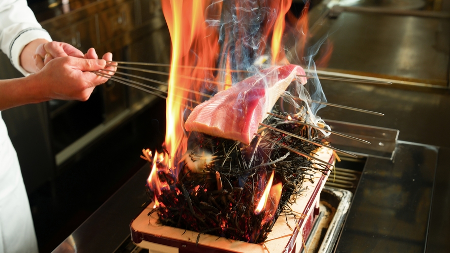 藁焼きもシェフ自ら丁寧に調理！焼き目の香ばしさが口いっぱいにひろがります