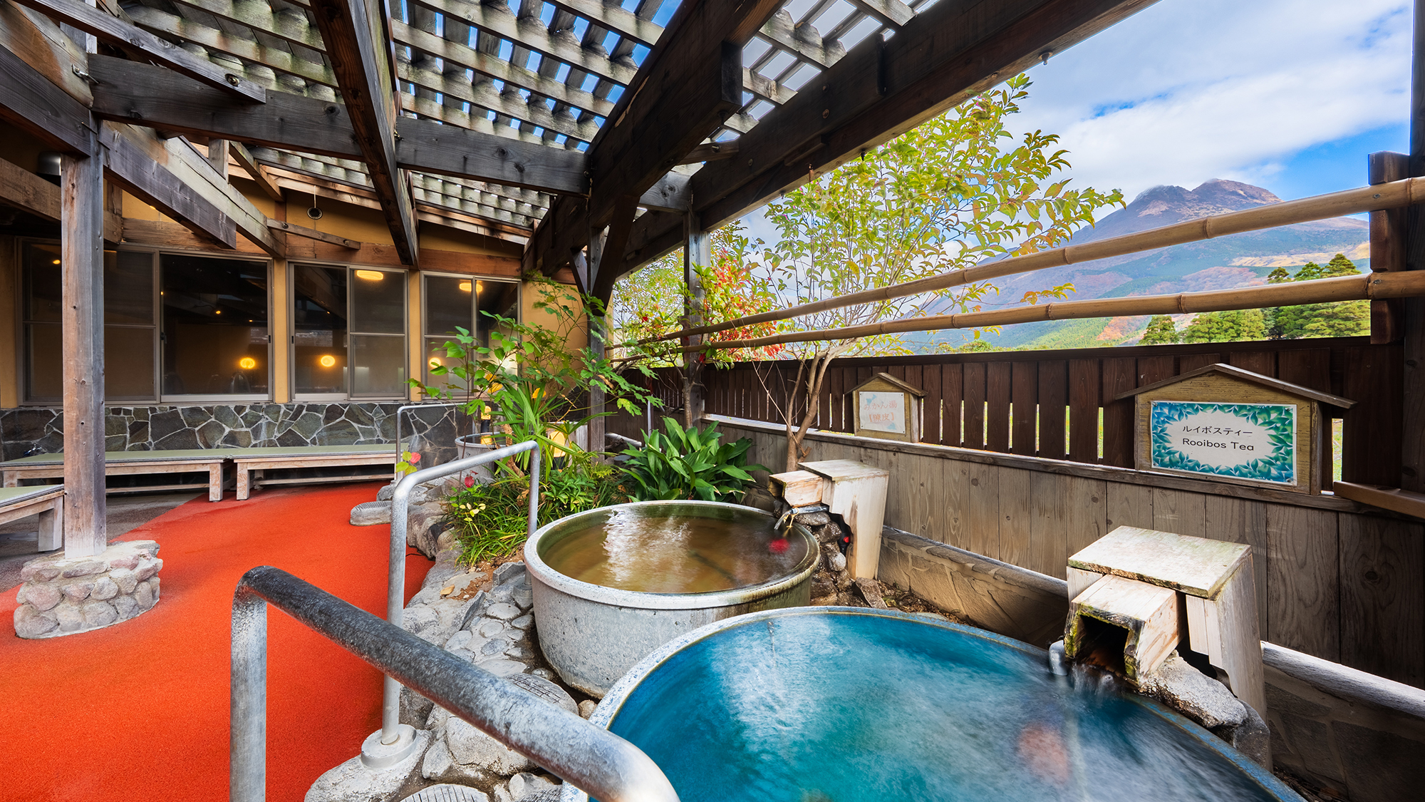 ■あさぎりの湯■香りの異なる３種の陶器風呂に浸かりながら、由布岳を眺める贅沢