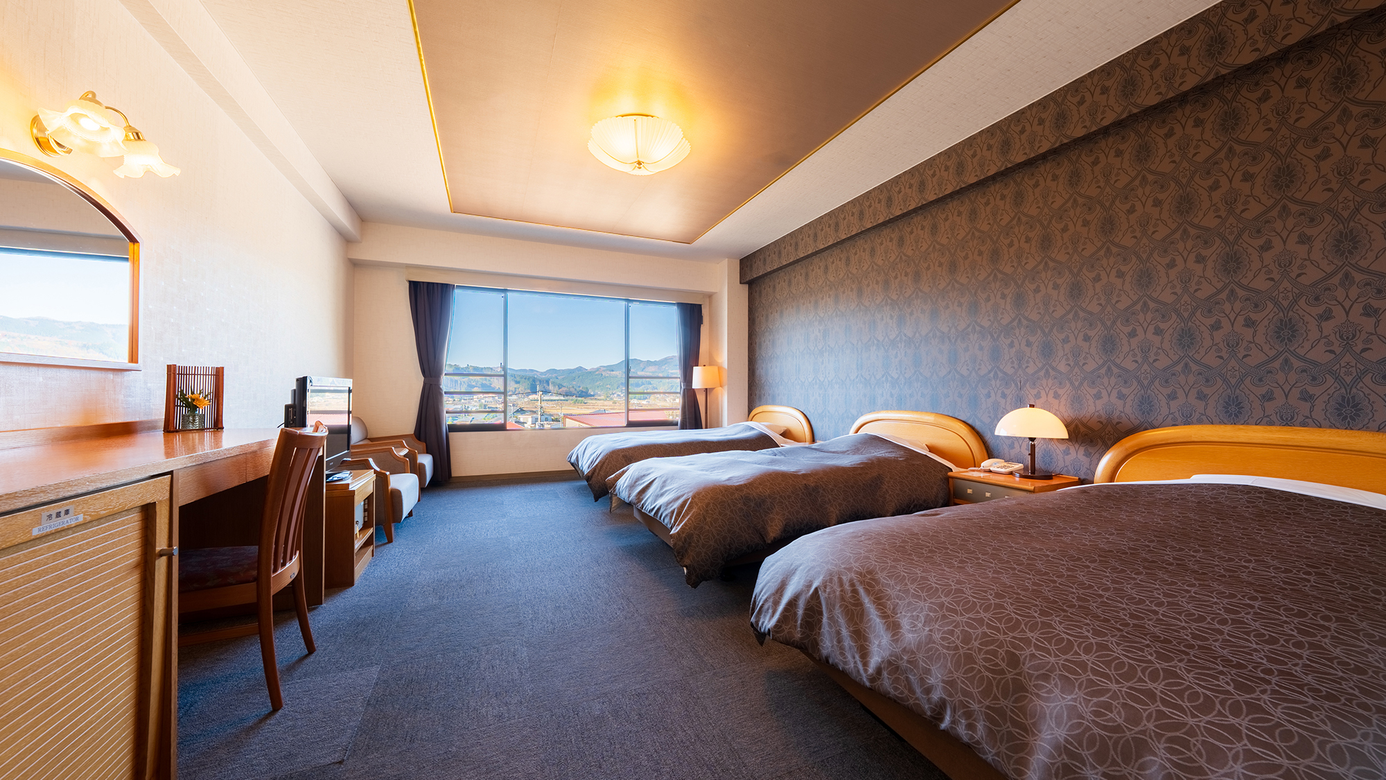 ■トリプル・由布岳ビュー■ベッドに寝ころびながら由布岳を眺めるトリプルルーム。3人でのご宿泊にどうぞ