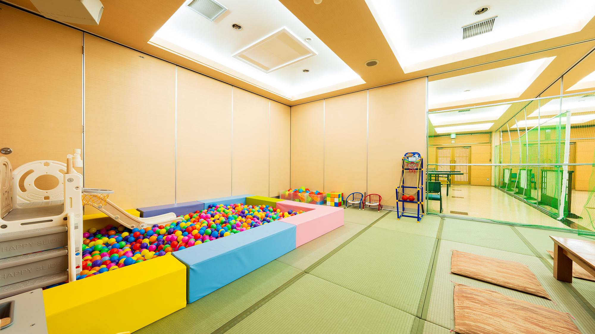 ■スマイルスポット■小さなお子さまから楽しめる多目的スペース。すべり台などの遊具でお子さまも大喜び！