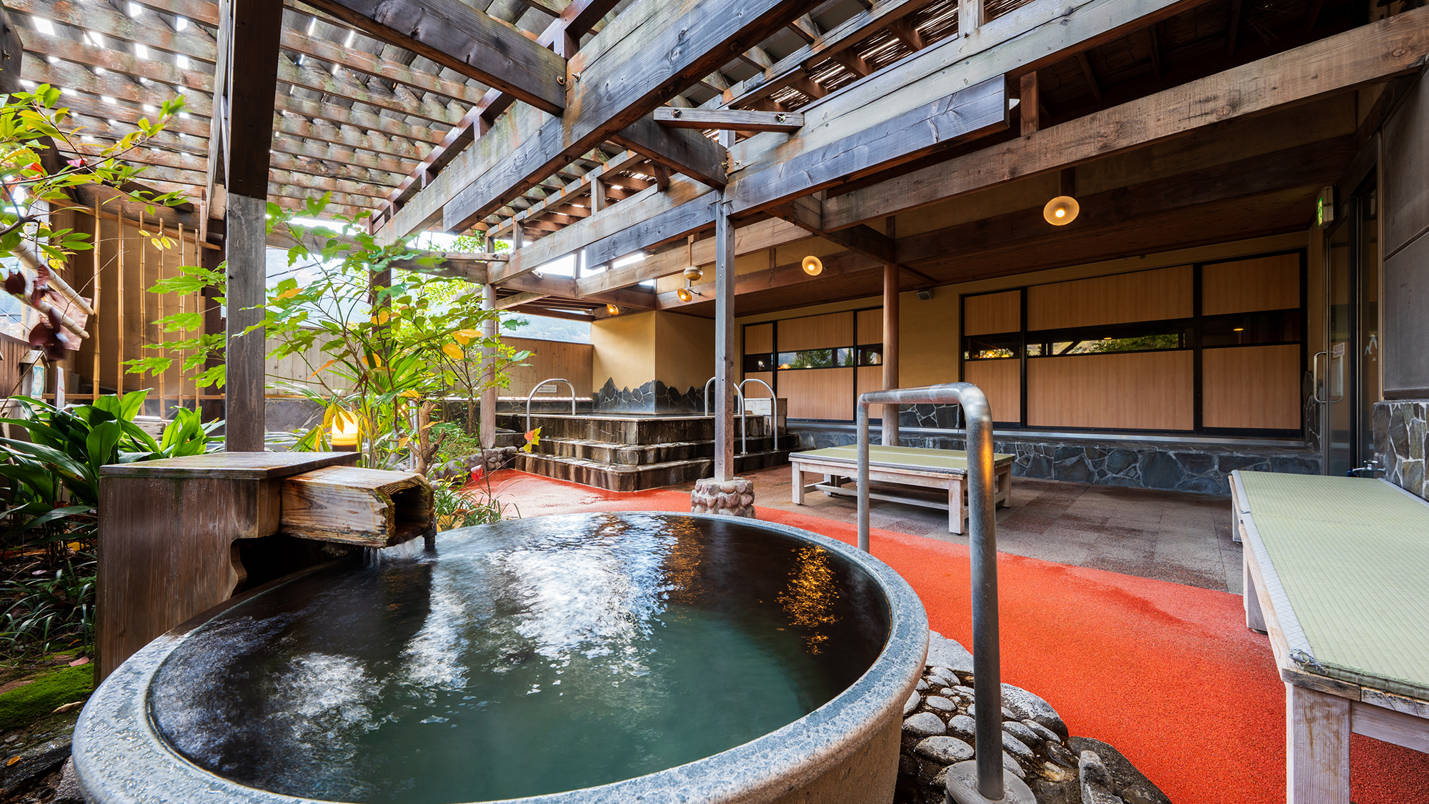 ■あさぎりの湯■香りの異なる3種の陶器風呂で、由布岳をご覧いただきながらのご入浴