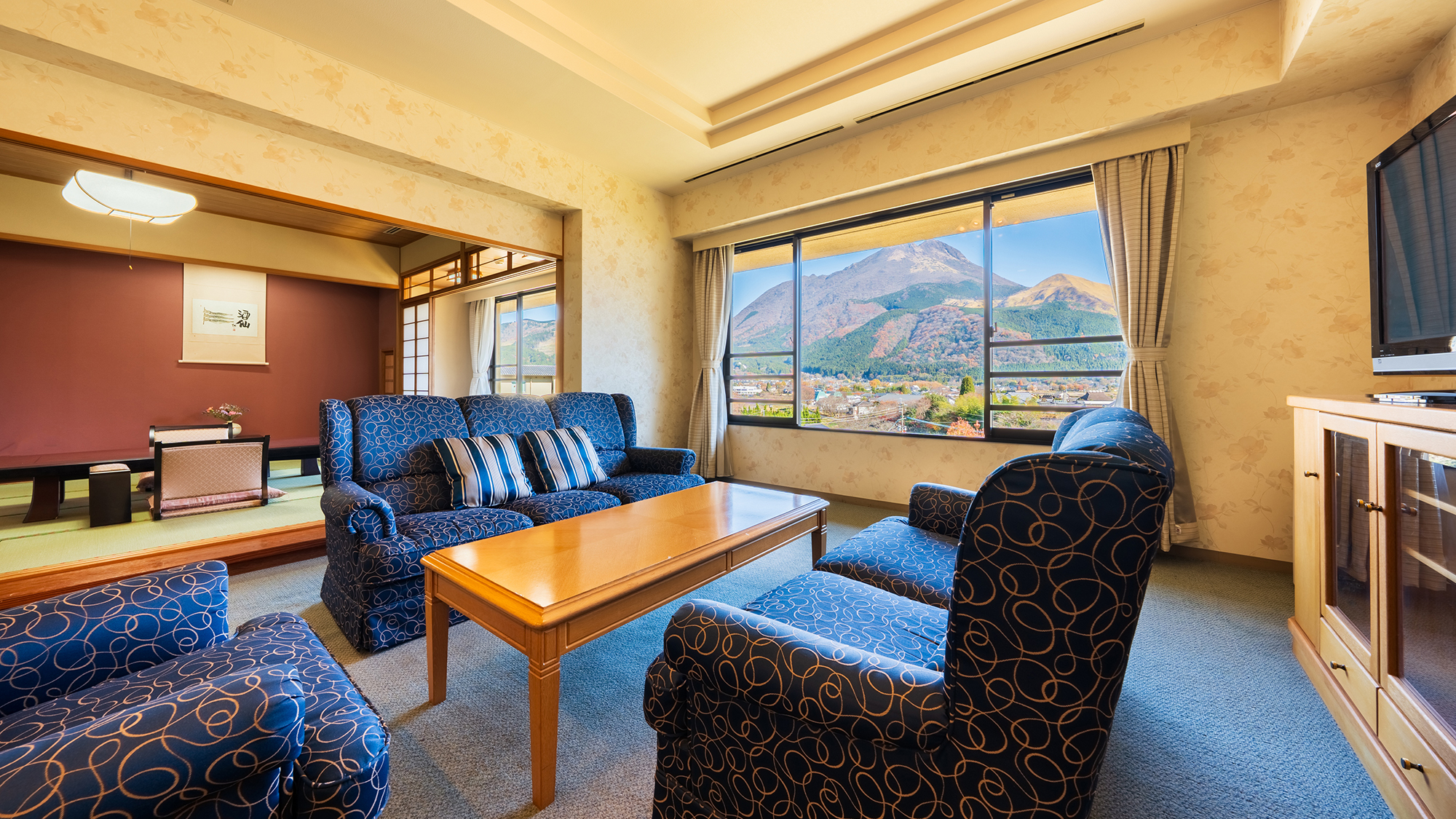 ■スイート■当館【最上級】スイートルーム。由布岳から吹きそよぐ風を感じながら、ソファで語らう――