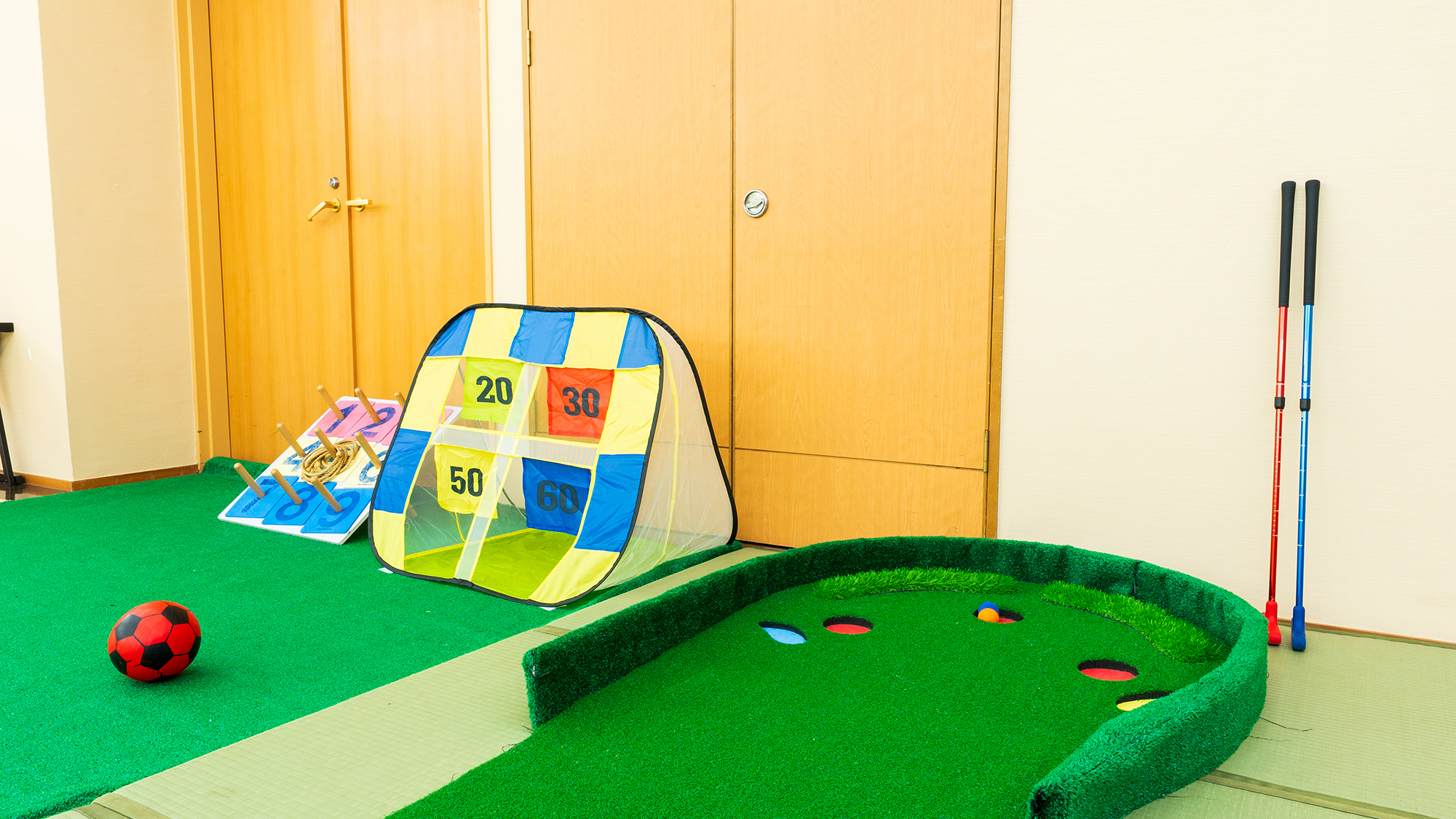 ■スマイルスポット■小さなお子さまから楽しめる多目的スペース。すべり台などの遊具でお子さまも大喜び！