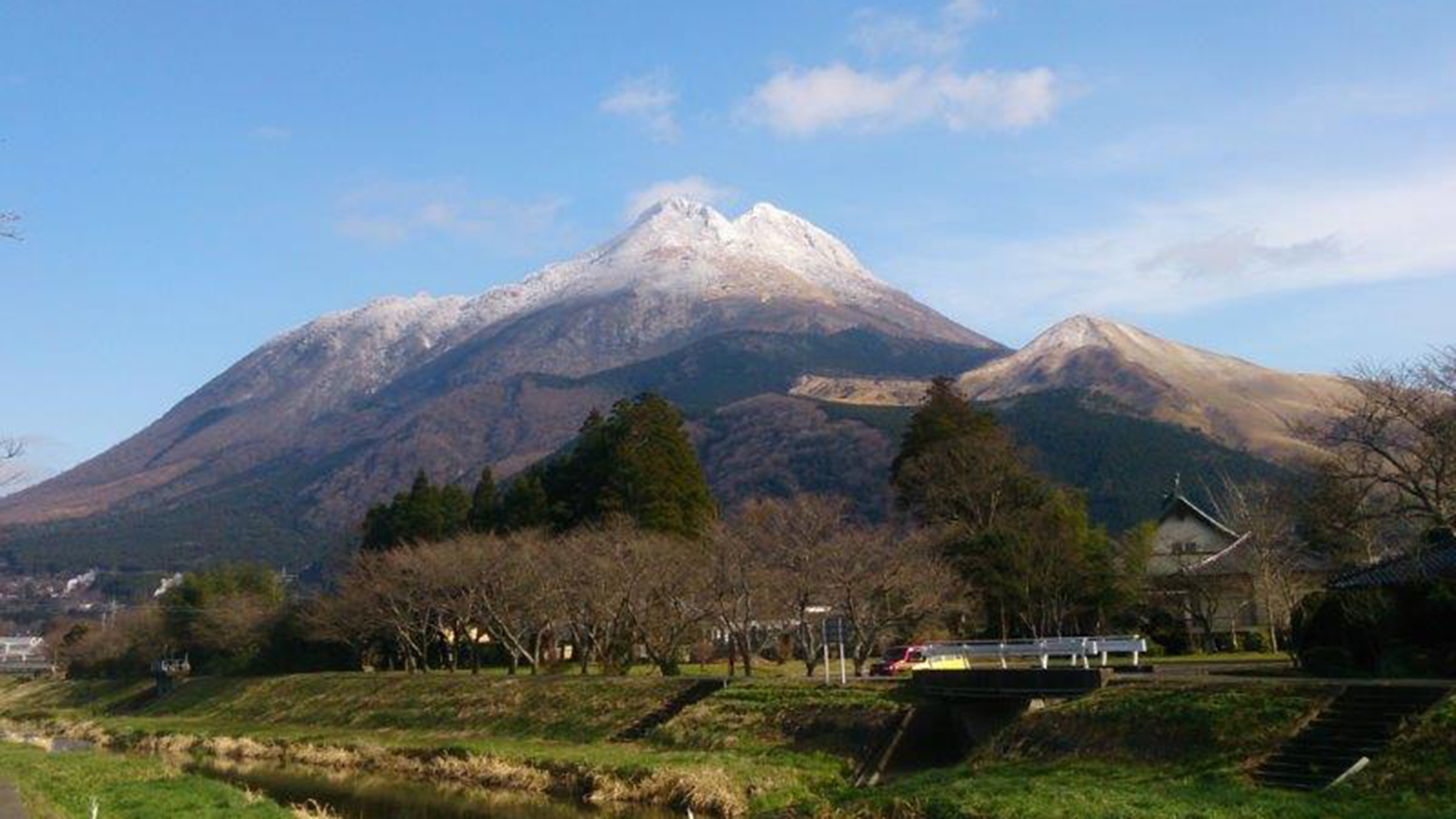 由布岳と雪景色
