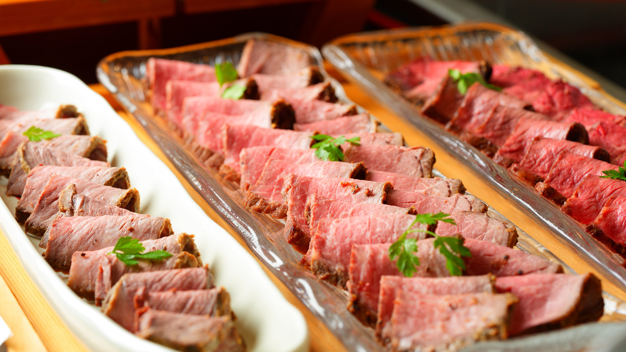 ■エグゼクティブバイキング■ほどよい火入れで旨み際立つ、1日じっくり寝かせた当館自家製ローストビーフ