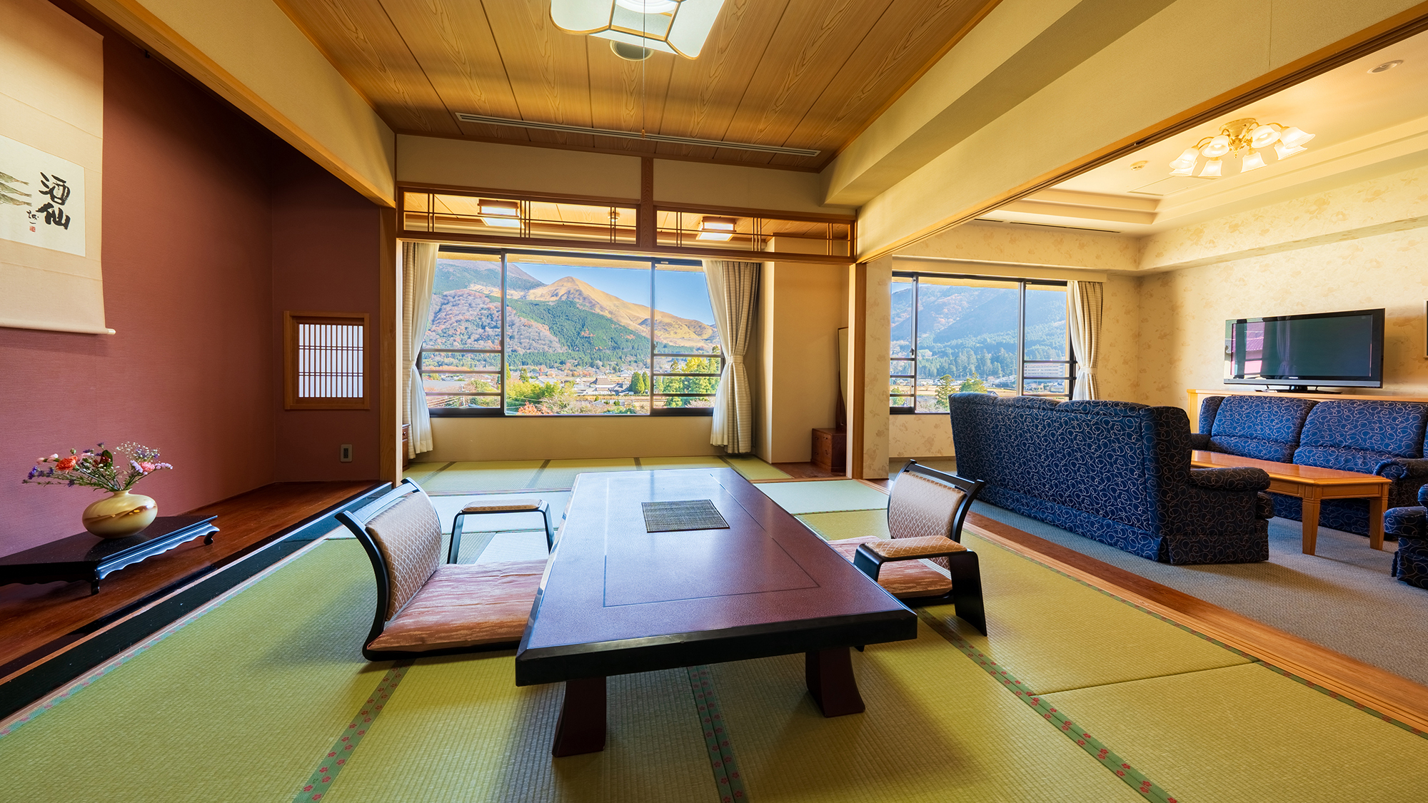 ■スイート■当館【最上級】スイートルーム。由布岳から吹きそよぐ風を感じながら、ソファで語らう――