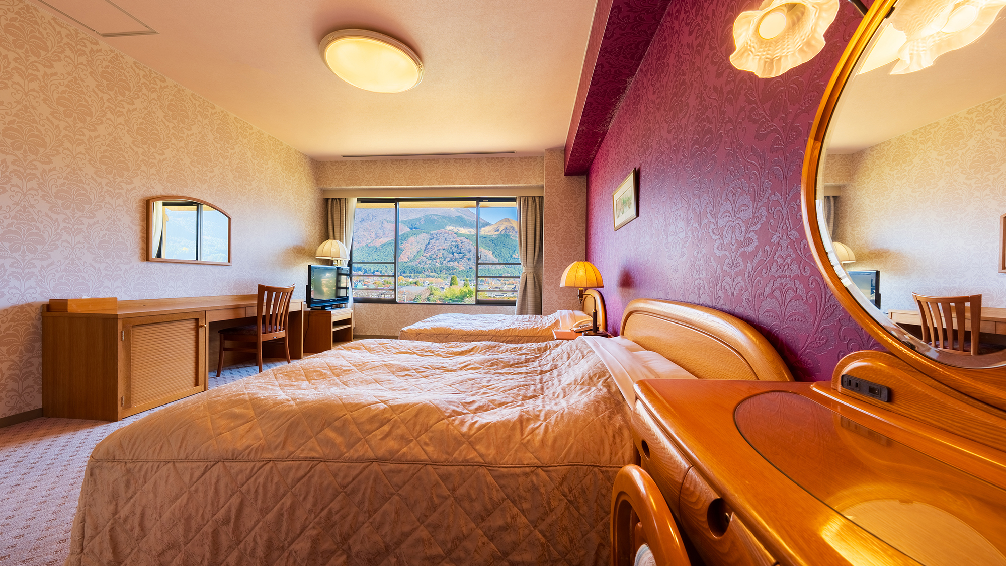 ■スイート■ソファーでくつろぎながら由布岳を眺める。特別室だからできる、特別な羽休め