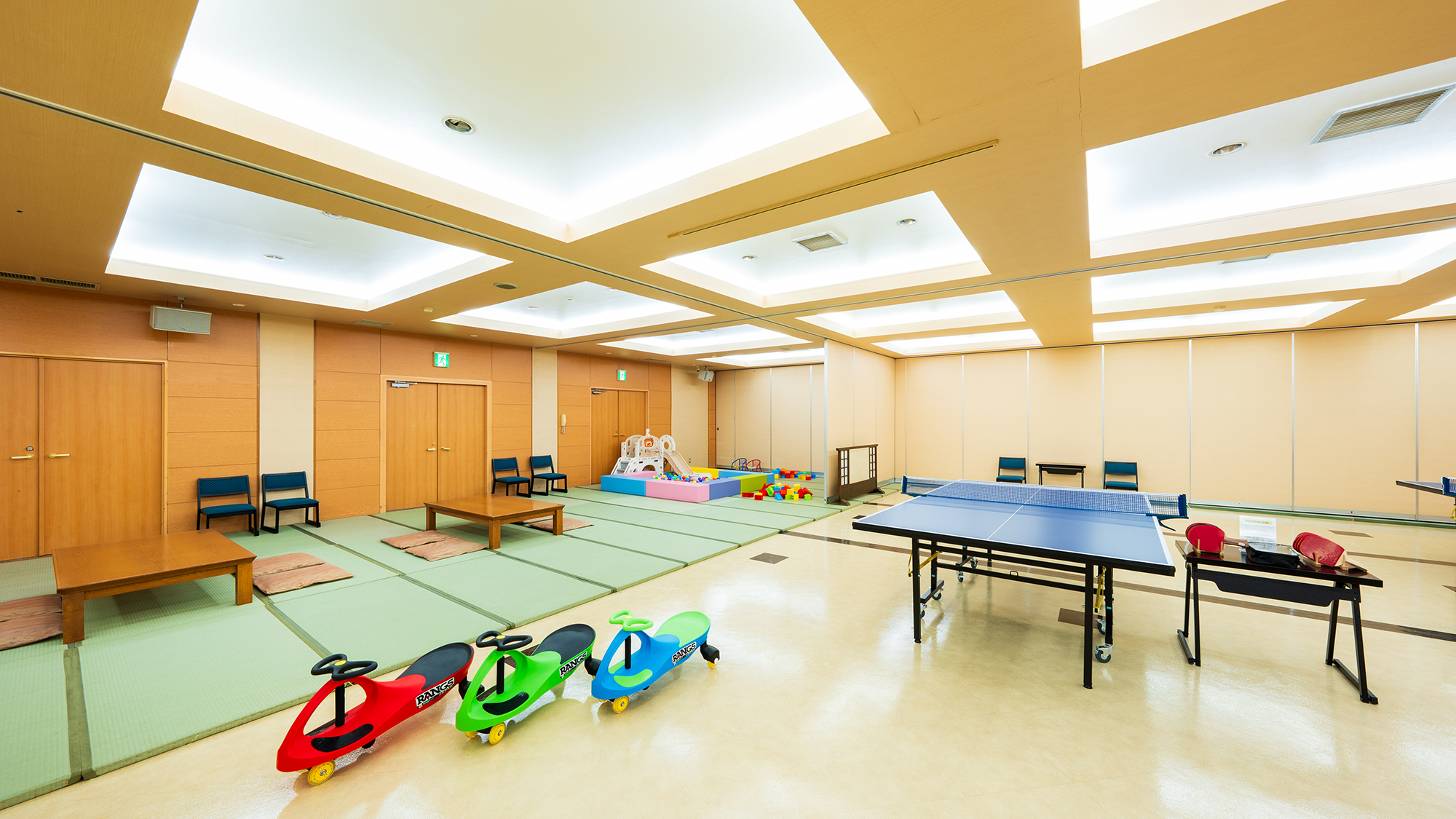 ■スマイルスポット■小さなお子さまから楽しめる多目的スペース。すべり台などの遊具でお子さまも大喜び！