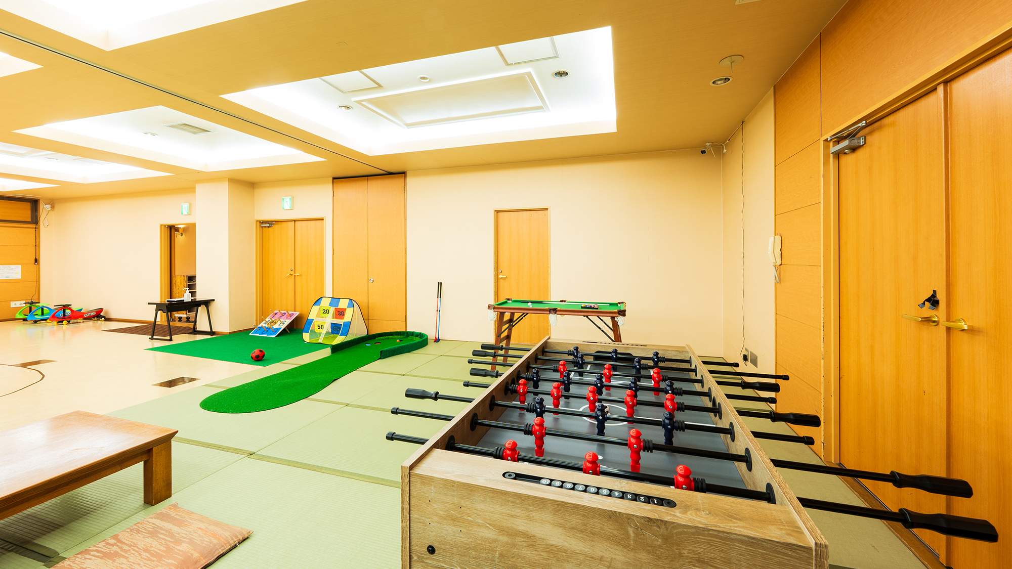 ■スマイルスポット■小さなお子さまから楽しめる多目的スペース。すべり台などの遊具でお子さまも大喜び！