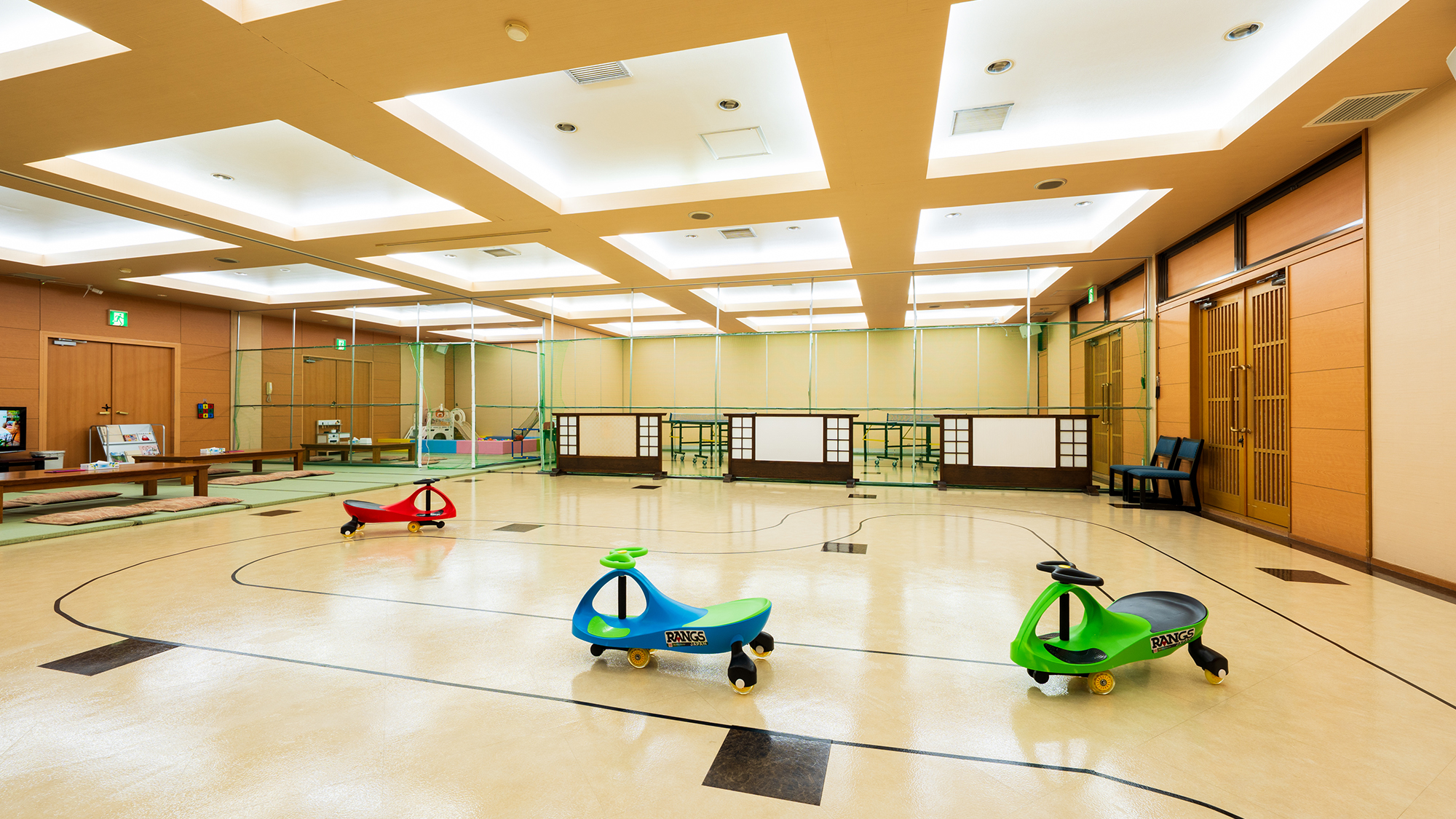 ■スマイルスポット■小さなお子さまから楽しめる多目的スペース。すべり台などの遊具でお子さまも大喜び！