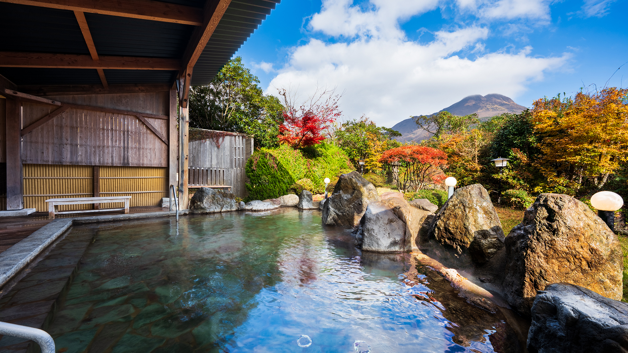 ■ゆふの湯■遠景に由布岳を眺めながら、開放感あふれる湯あみを愉しむ