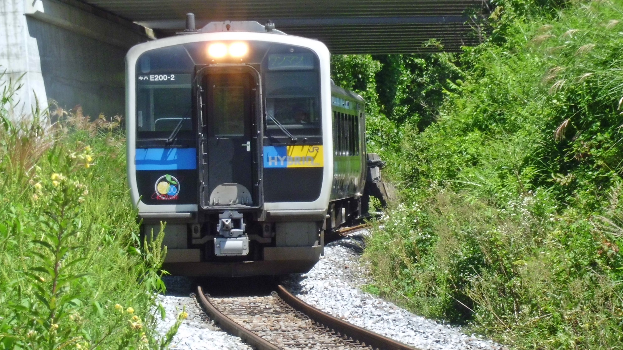 *2007年から導入された、キハE200形。世界初のハイブリッド式鉄道車両として運行しています。