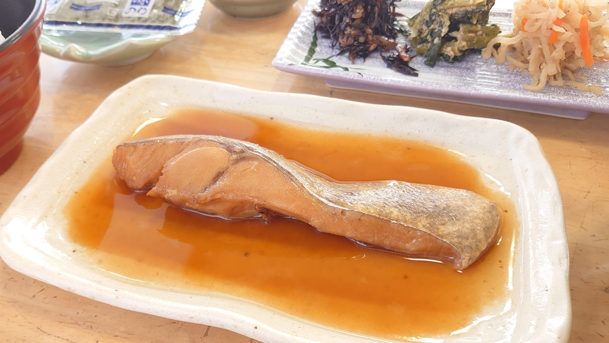 *朝食一例/メインはお魚の煮つけ。ホッとする健康的な和朝食です。（メニューは一例です）