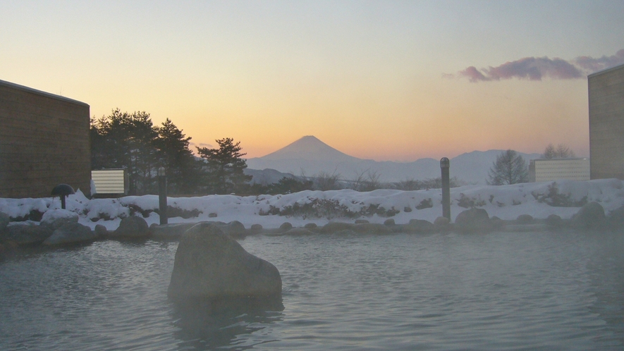 *パノラマの湯/雪の中浮かび上がる美しい左右対称の富士山です。