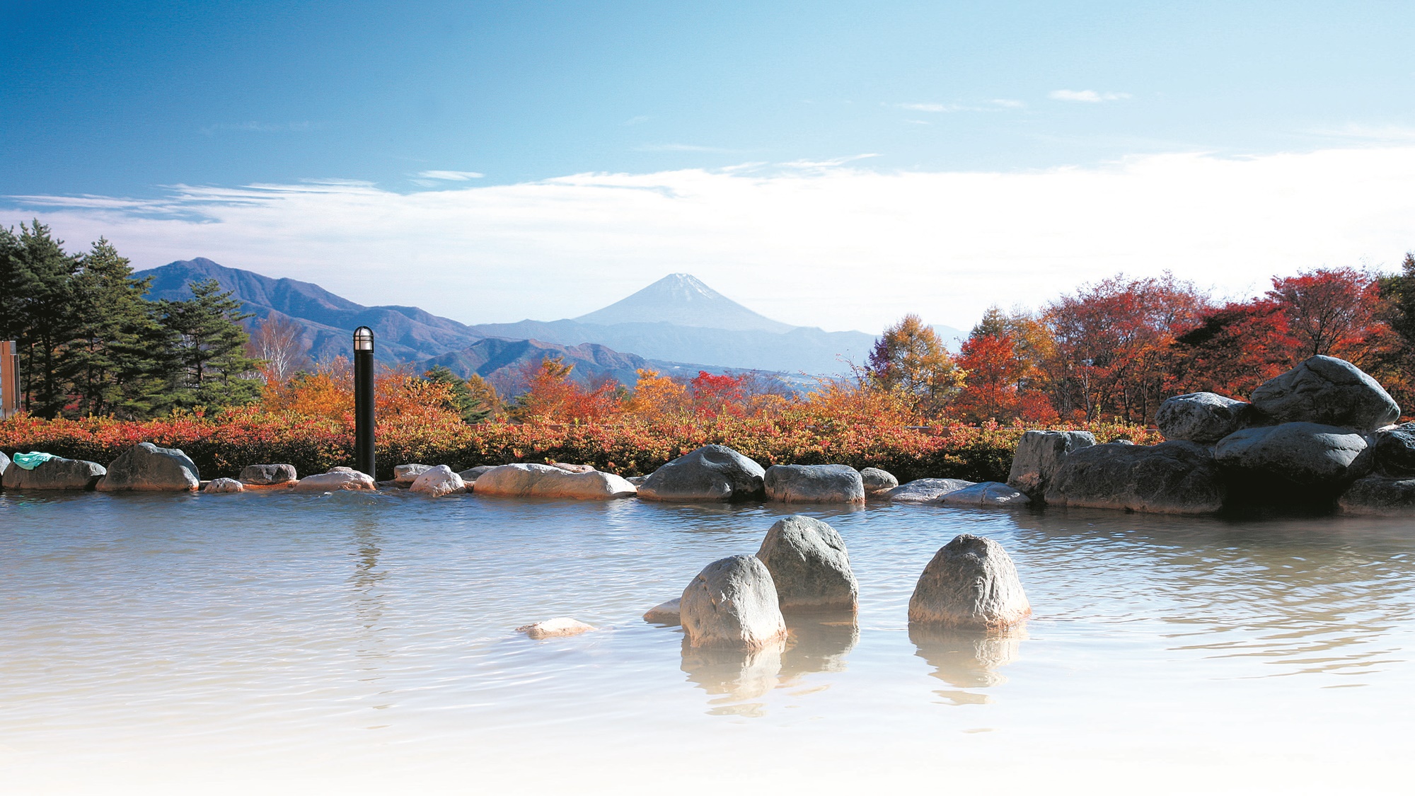 *パノラマの湯/秋の紅葉の中佇む不動の富士。この時期だけの景観です。