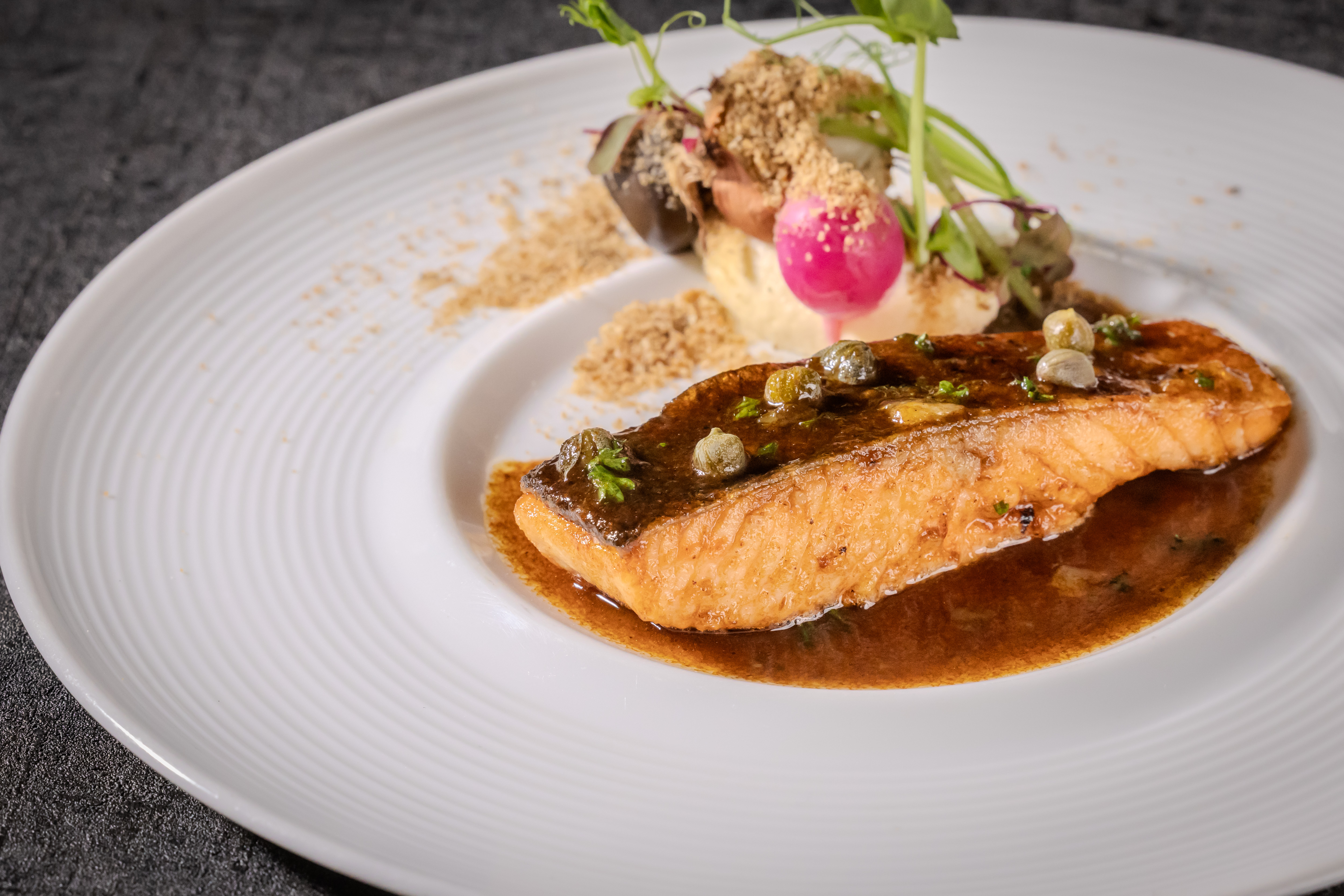 銀鮭のポワレ　焦がしバターのソース