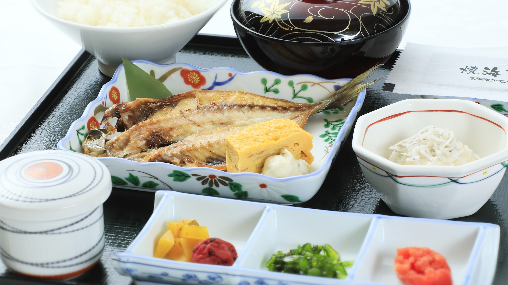 ご飯にお味噌汁、お魚にご飯の友の和朝食　※一例