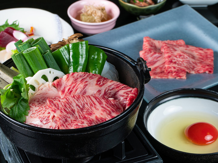 【8月の金・土・祝前日限定】ディナー・厳選した黒毛和牛のすき焼き御膳をご堪能＜夕食付き＞