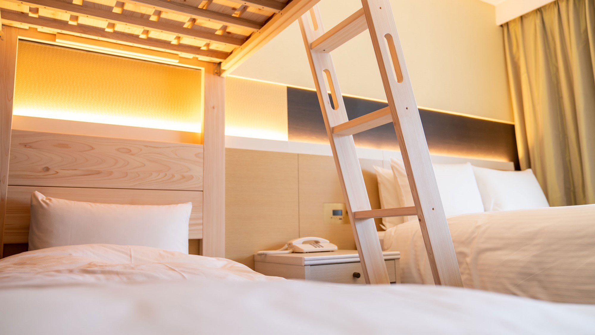 【ファミリールーム】檜で作られた2段ベッドは180センチ×90センチとお子さまにぴったりです