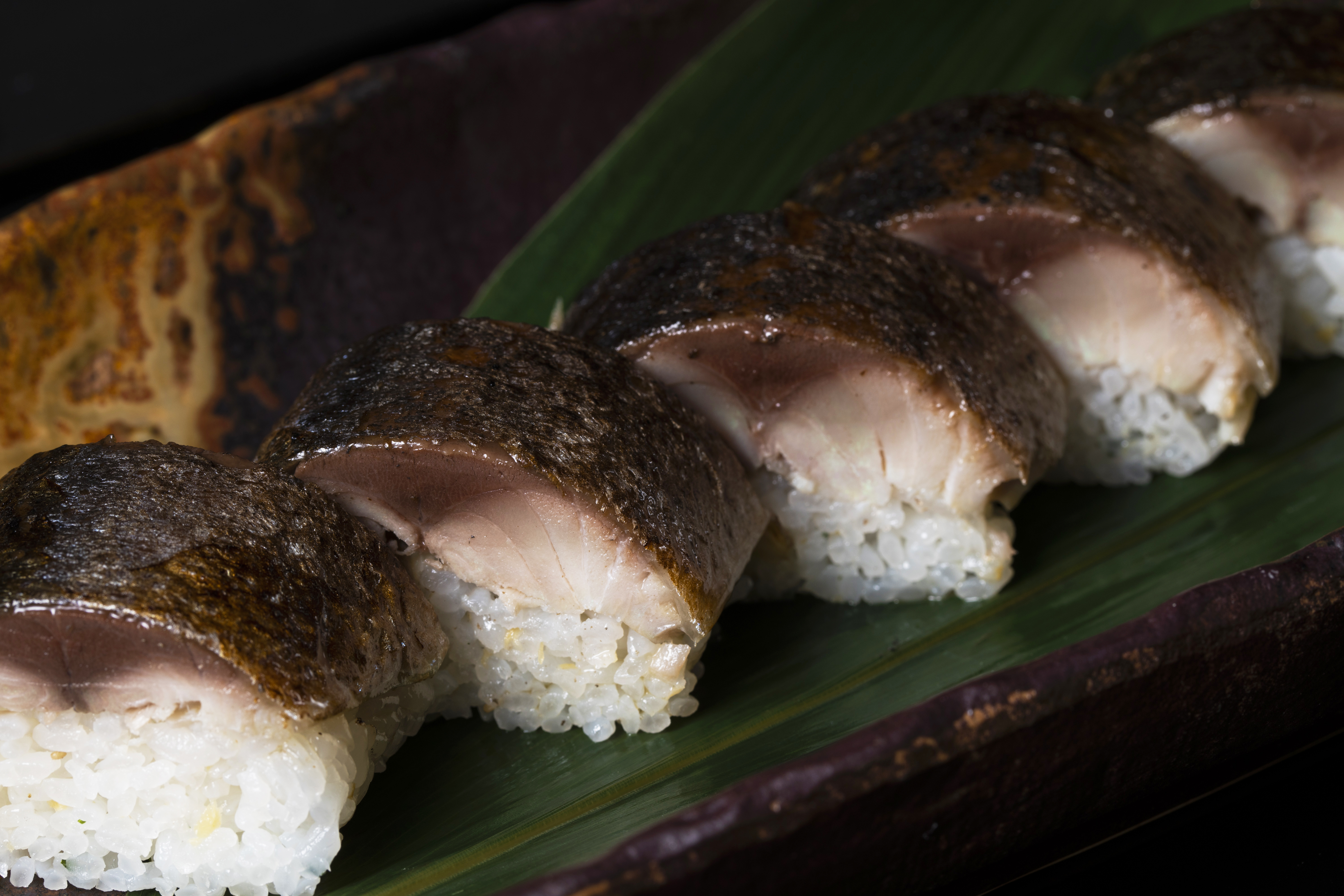 【朝食】脂ののった鯖を酢〆に。丁寧に焼き上げた鯖寿司を朝からご堪能いただけます