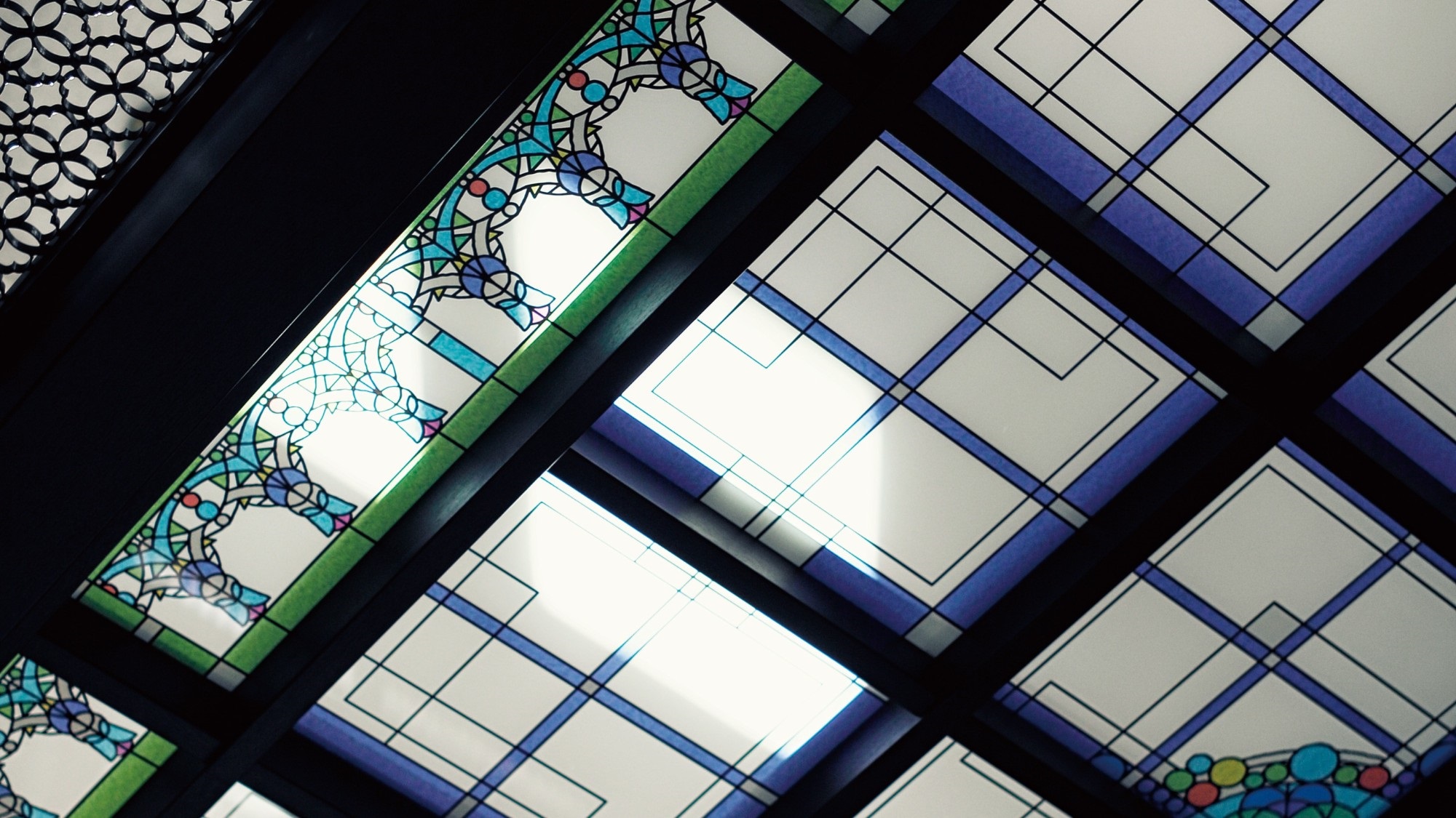 【ステンドグラス天井】二条城二の丸御殿の折り上げ格子天井をモチーフとしてデザイン