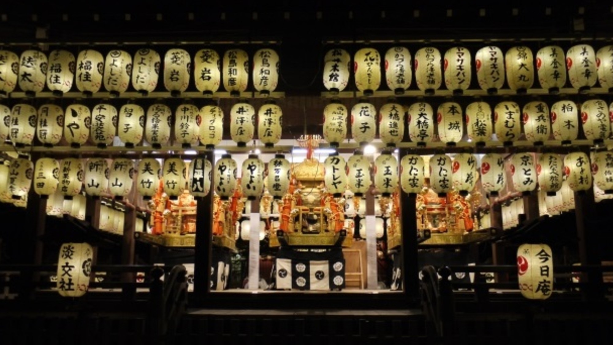 【祇園】八坂神社は7月に行われる祇園祭で有名な名所。写真の舞殿の提灯は圧巻の迫力です